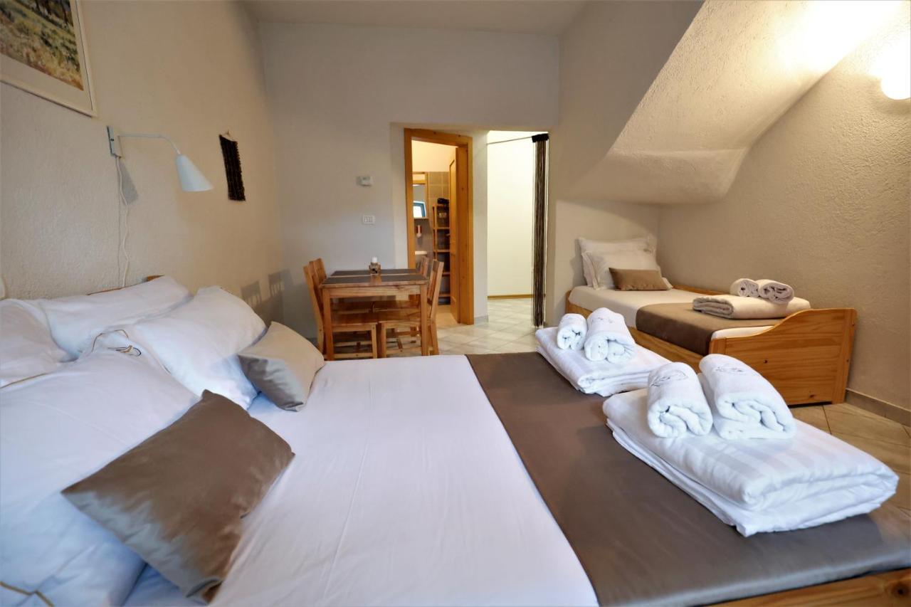 Guesthouse Idila Pod Nanosom Senozece Buitenkant foto