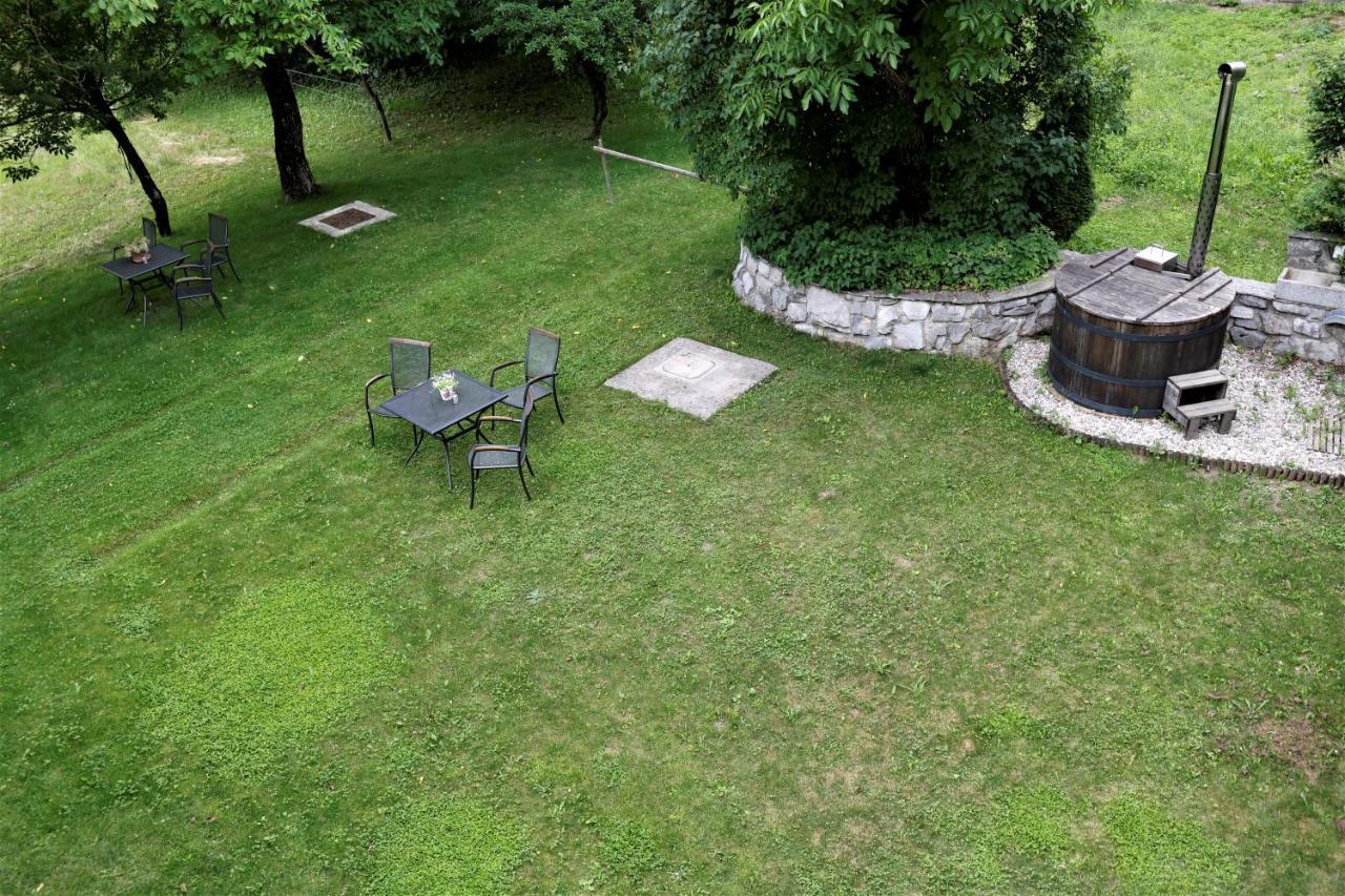 Guesthouse Idila Pod Nanosom Senozece Buitenkant foto