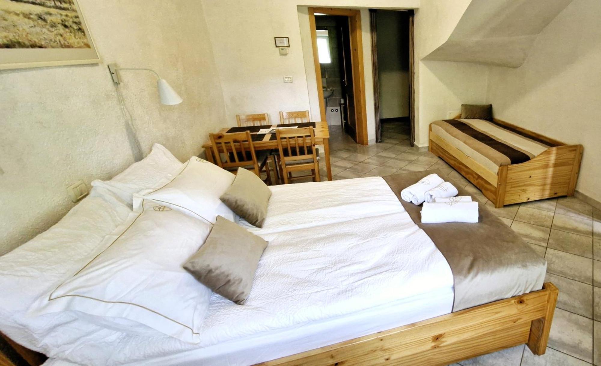 Guesthouse Idila Pod Nanosom Senozece Buitenkant foto